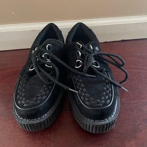 Unisex shoe. Women 8/Men 6.